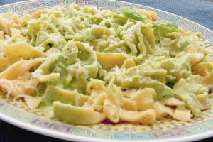 Paste cu sos de busuioc si iaurt