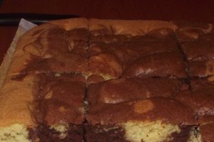 Prajitura bicolora cu piersici