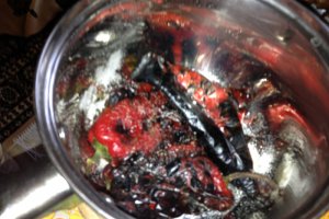 Salata de ardei kapia cu sos de usturoi si iaurt
