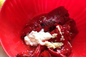Salata de ardei kapia cu sos de usturoi si iaurt