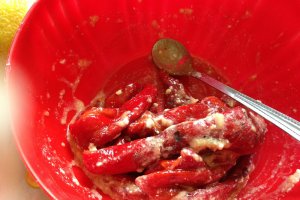 Salata de ardei kapia cu sos de usturoi si iaurt
