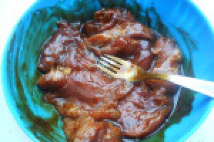 Muschi de porc caramelizat si paste in sos de ciuperci brune