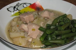 Piept de pui la cratita cu legume si vin alb