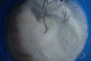 Guguluf cu crema de iaurt si cirese amare