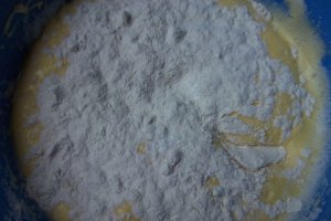 Guguluf cu crema de iaurt si cirese amare