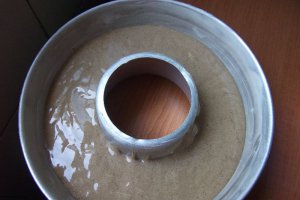 Guguluf cu crema de iaurt si cirese amare
