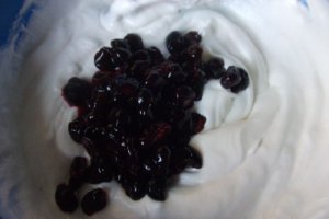 Guguluf cu crema de iaurt si cirese amare