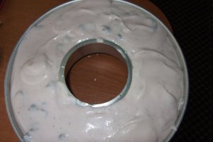 Guguluf cu crema de iaurt si cirese amare