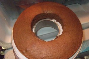Guguluf cu crema de iaurt si cirese amare