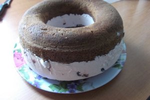 Guguluf cu crema de iaurt si cirese amare