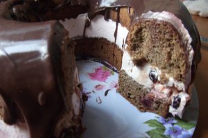 Guguluf cu crema de iaurt si cirese amare