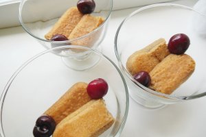 Desert cu spuma de cirese