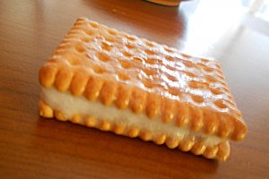 Sandvis de biscuiti cu inghetata si ciocolata