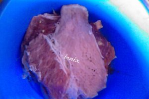 Rulouri de porc umplute  în sos de bere