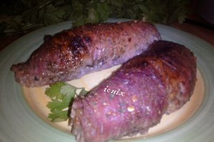 Rulouri de porc umplute  în sos de bere