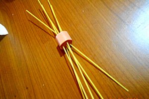 Spaghete cu crenvusti in sos de smantana