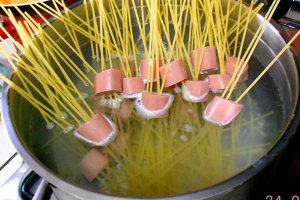 Spaghete cu crenvusti in sos de smantana