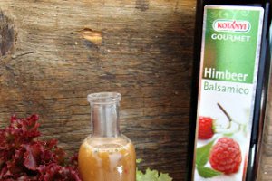 Sos de salata cu otet balsamic de zmeura