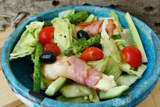 Salata cu sos de otet balsamic de zmeura,telemea si bacon