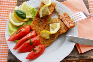 Pastrav somonat cu busuioc in crusta de malai