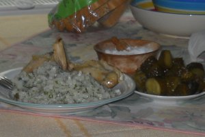 Pilaf cu aripioare si castraveti murati de vara