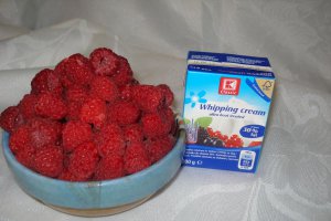 Desert cu zmeura si frisca