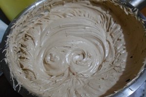 Tort cu crema de ciocolata si kiwi