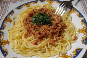 Reteta de spaghete cu carne tocata cu suc de rosii cu busuioc