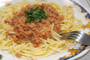 Reteta de spaghete cu carne tocata cu suc de rosii cu busuioc