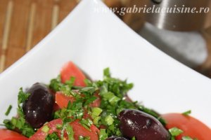 Salata de rosii cu patrunjel si masline