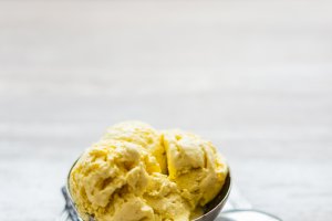 Inghetata de vanilie cu lime si sos de anason
