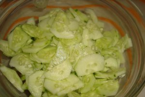 Salata de castraveti cu usturoi