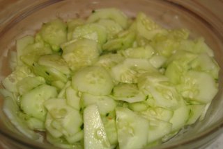 Salata de castraveti cu usturoi