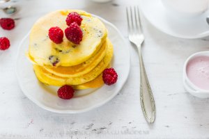 Pancakes cu merisoare si zmeura (din oua de casa)