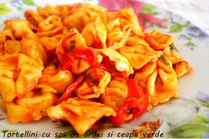 Tortellini cu sos de ardei si ceapa verde