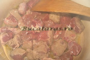 Gulas unguresc cu carne de vitel