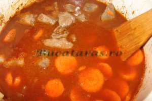 Gulas unguresc cu carne de vitel