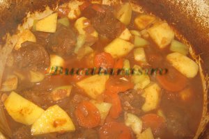 Gulas unguresc cu carne de vitel