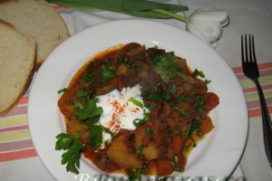 Gulas unguresc cu carne de vitel