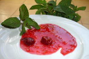 Gem de visine cu zmeura si menta
