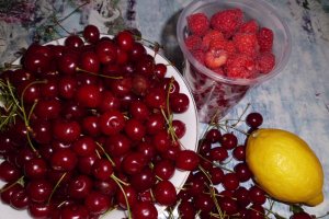 Gem de visine cu zmeura si menta