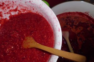 Gem de visine cu zmeura si menta