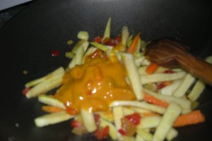 Spaghete cu legume si nuci