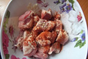 Friptura aromata cu cartofi noi si ceapa pane