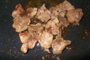 Friptura aromata cu cartofi noi si ceapa pane