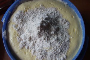 Tort cu crema de ciocolata si frisca