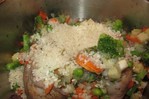 Prepelițe pe pat de orez și legume în Vas Zepter