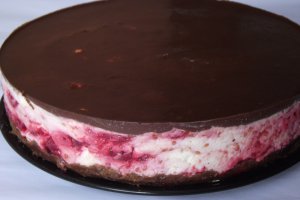 Desert cheesecake rece cu ciocolata si zmeura