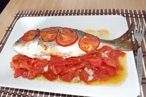 Dorada cu rosii