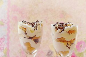 Desert cu crema de iaurt si piscoturi